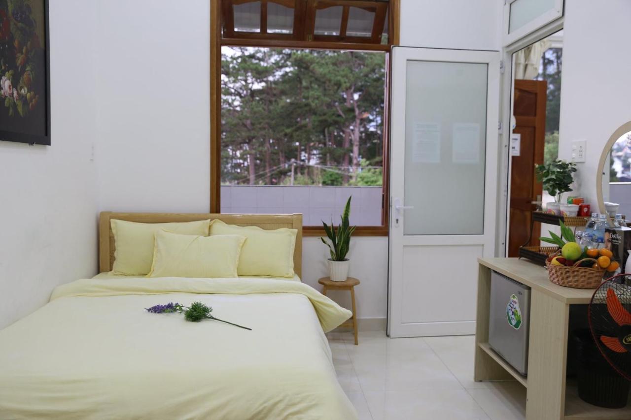 Strawberry Hotel Dalat Exterior photo