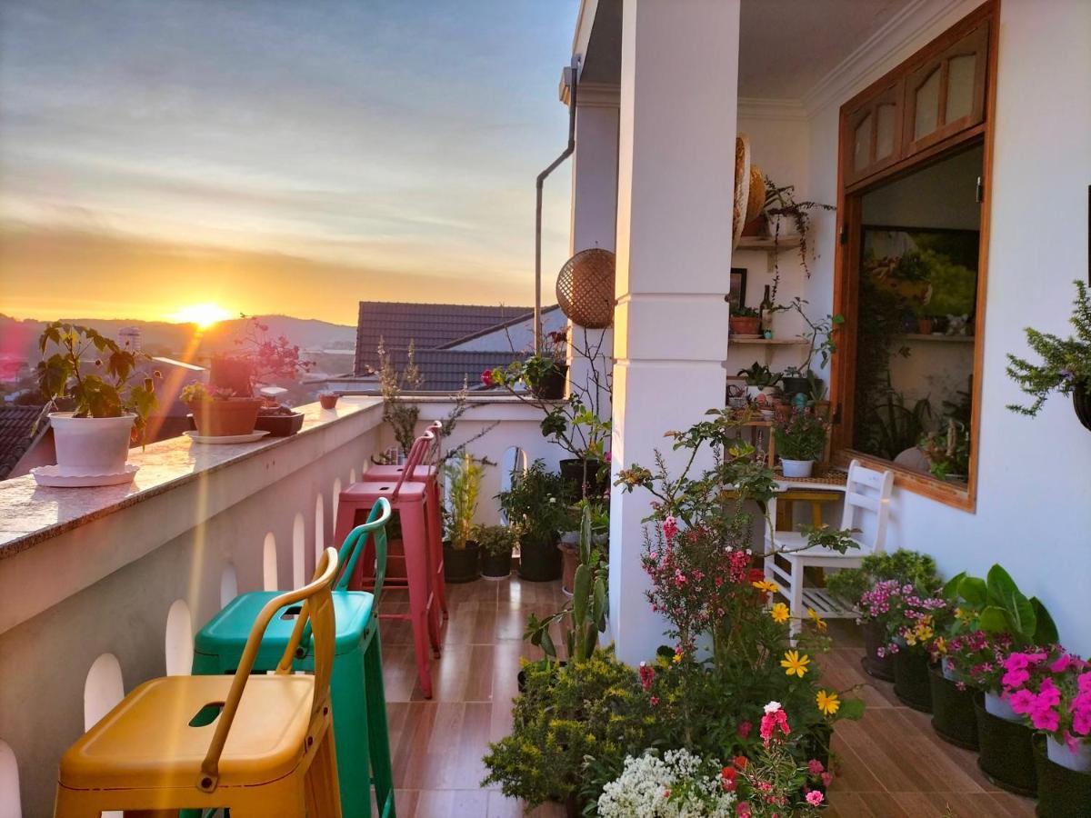 Strawberry Hotel Dalat Exterior photo