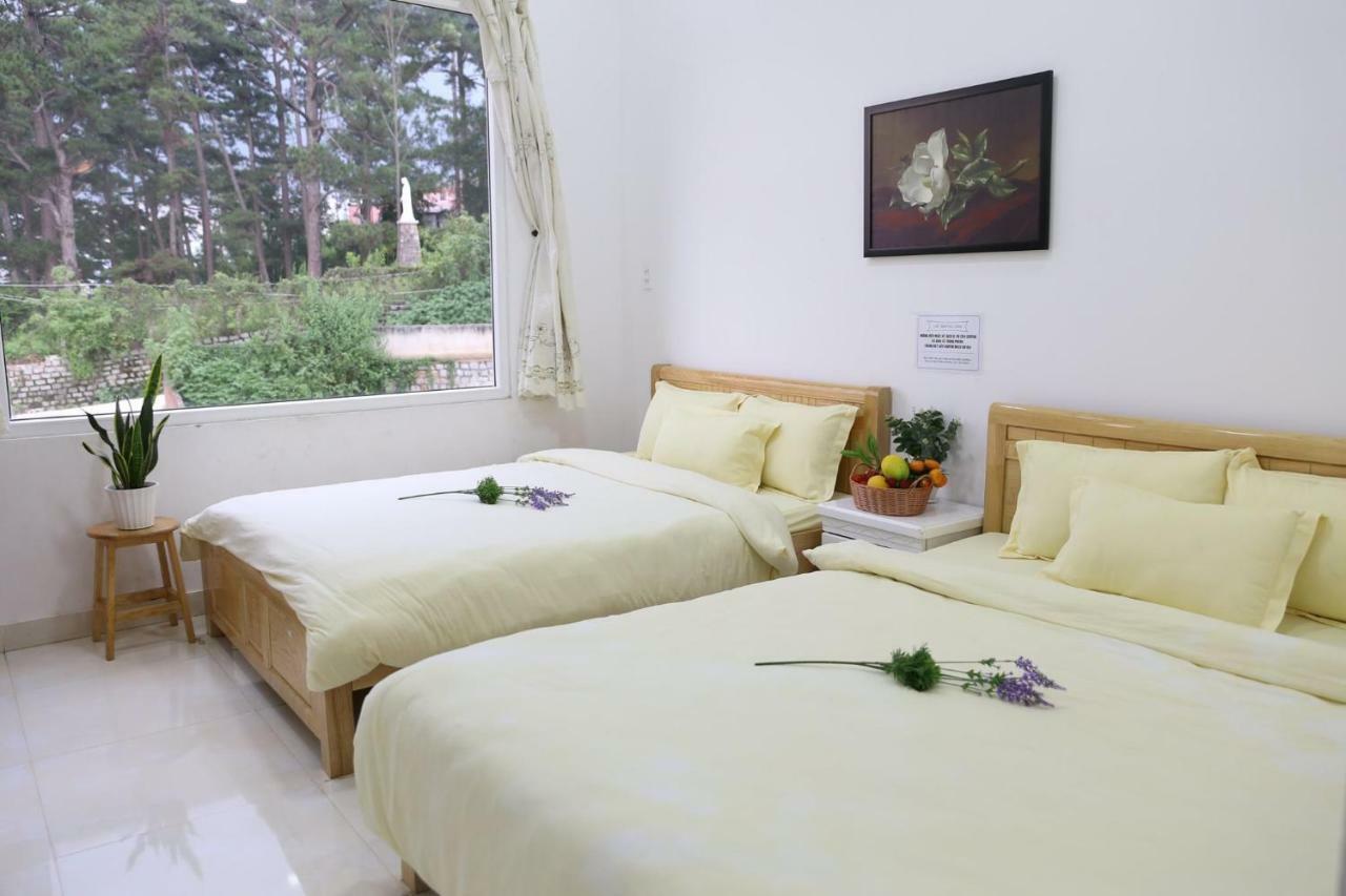 Strawberry Hotel Dalat Exterior photo