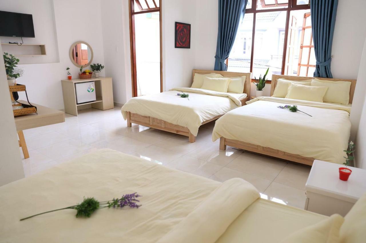 Strawberry Hotel Dalat Exterior photo